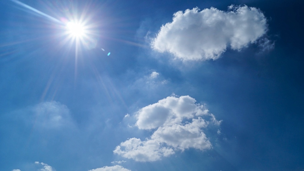 Cielo soleggiato con due nubi