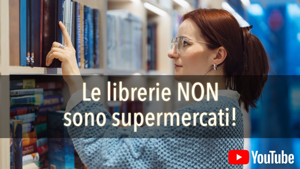 Donna estraendo un romanzo da uno scaffale - Le librerie non sono supermercati