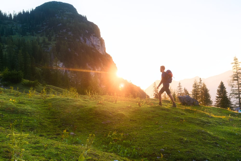 L’intenzione conta eccome - Uomo cammina in montagna su per un pendio